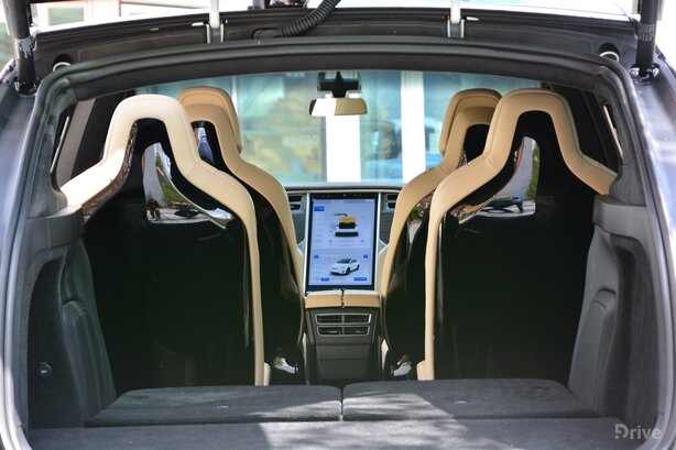 Tesla Model X (2016)