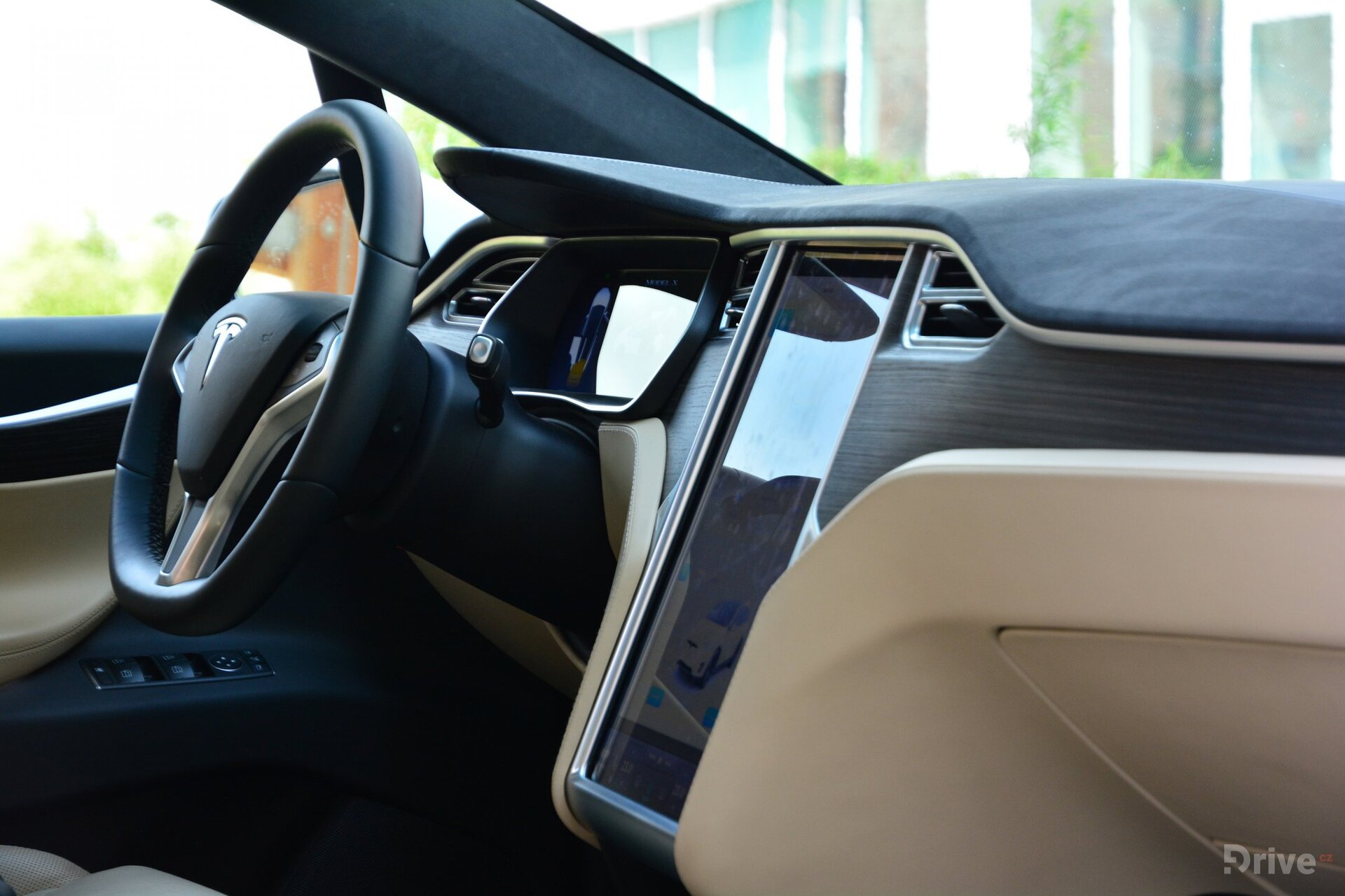 Tesla Model X (2016)