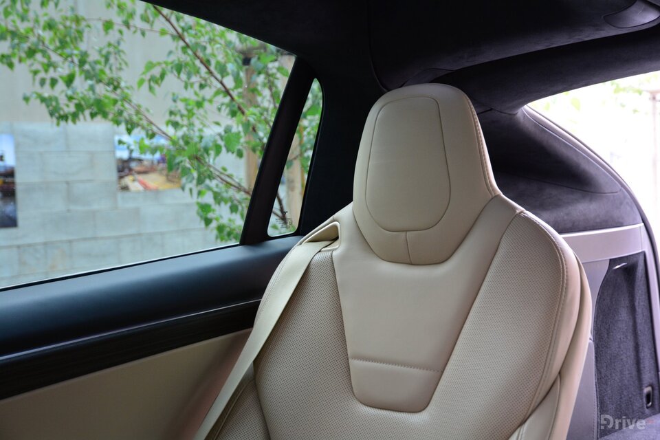 Tesla Model X (2016)