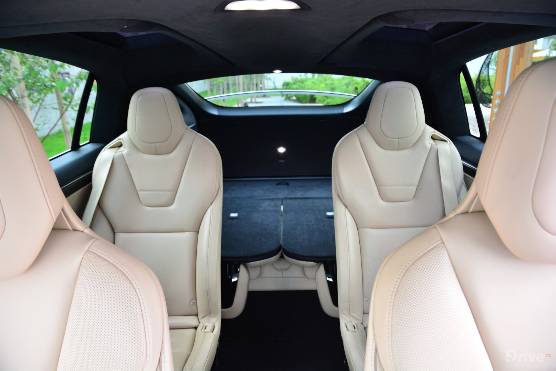 Tesla Model X (2016)