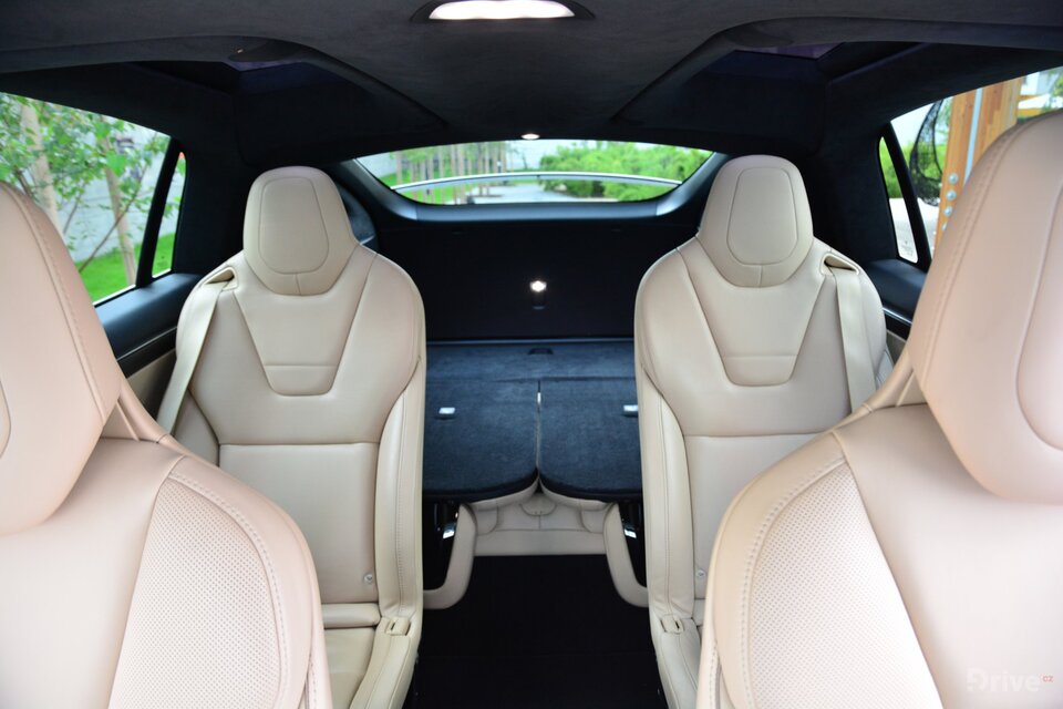 Tesla Model X (2016)