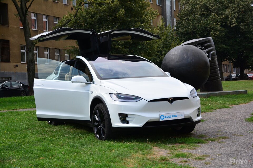 Tesla Model X (2016)