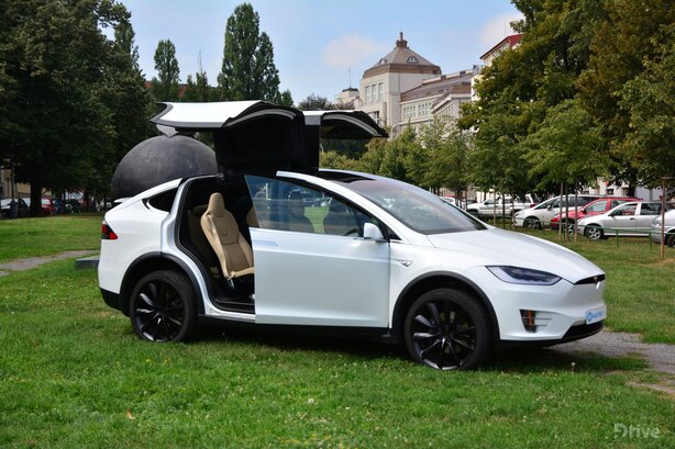Tesla Model X (2016)