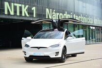 Tesla Model X (2016)