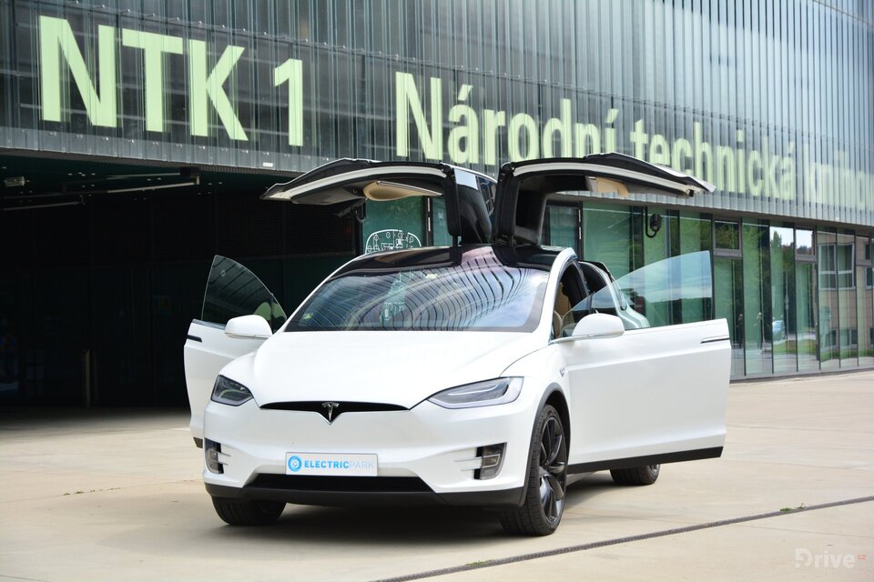 Tesla Model X (2016)