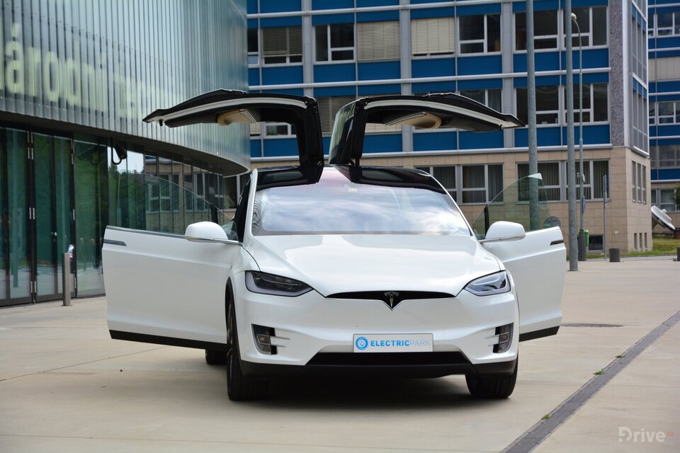 Tesla Model X (2016)