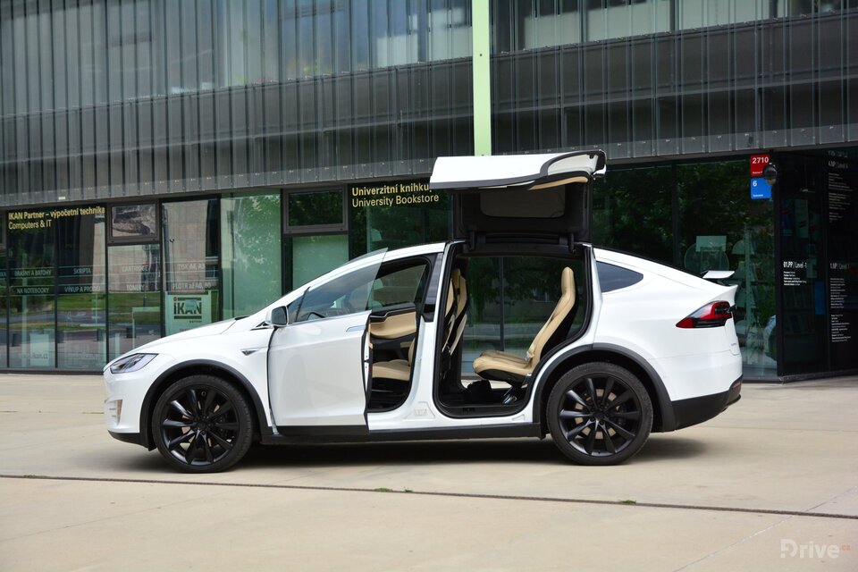 Tesla Model X (2016)