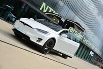 Tesla Model X (2016)