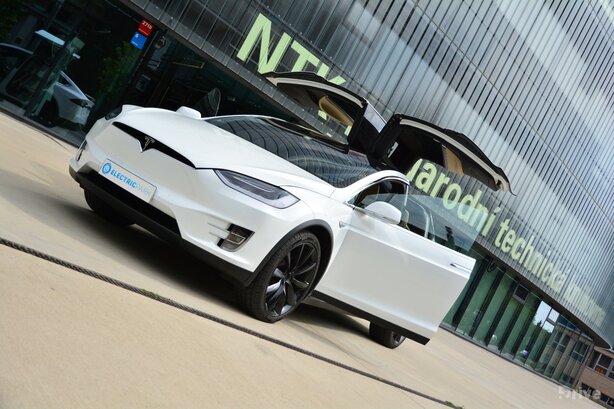 Tesla Model X (2016)