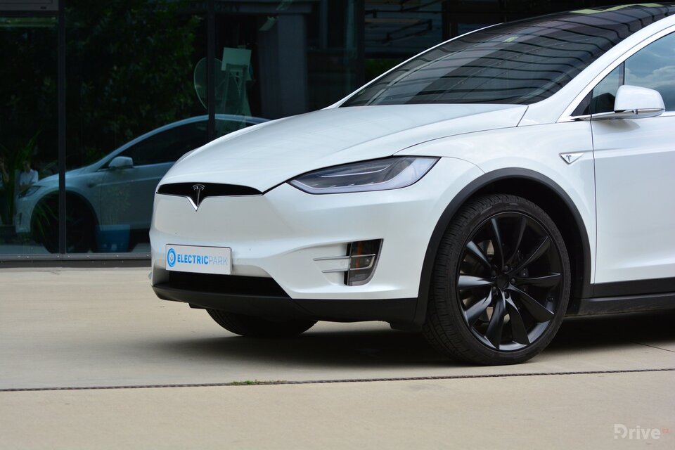 Tesla Model X (2016)