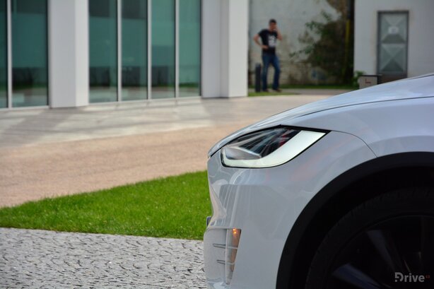 Tesla Model X (2016)