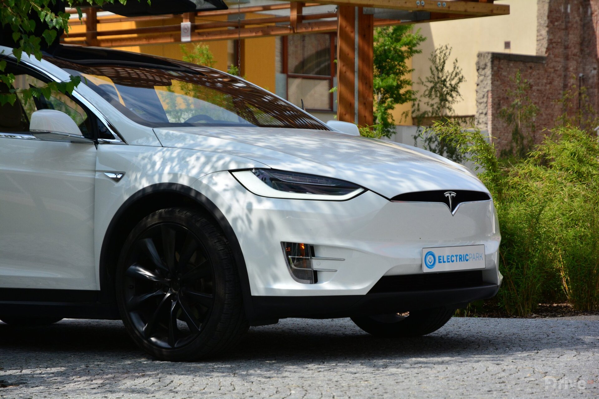 Tesla Model X (2016)