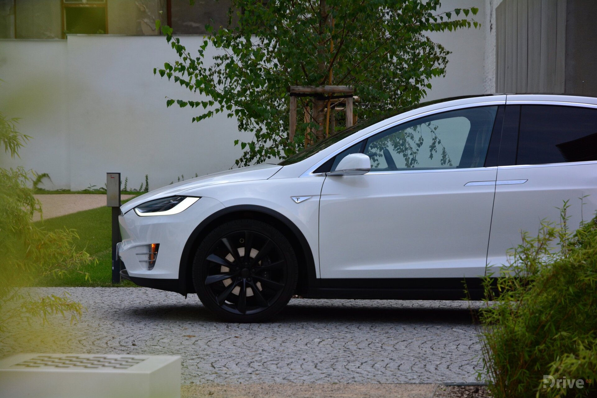 Tesla Model X (2016)
