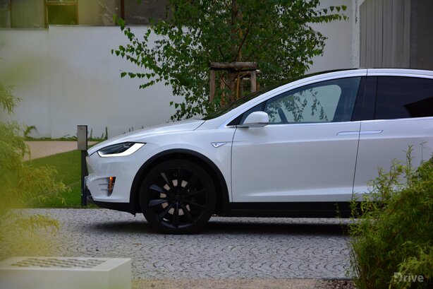 Tesla Model X (2016)