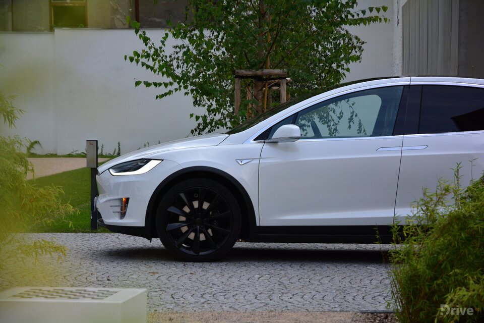 Tesla Model X (2016)