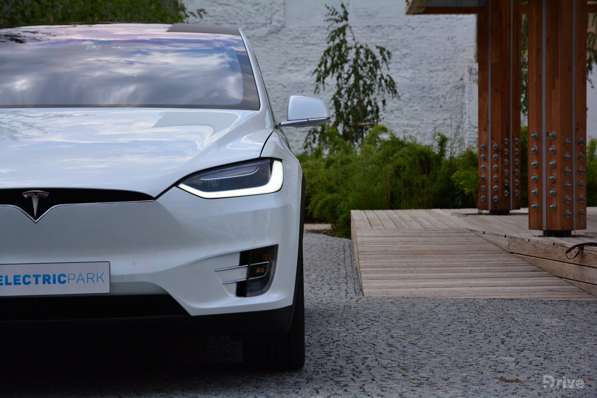 Tesla Model X (2016)