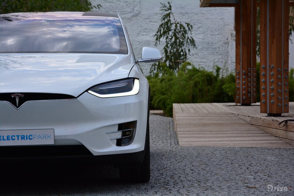 Tesla Model X (2016)