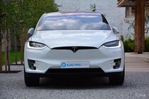 Tesla Model X (2016)
