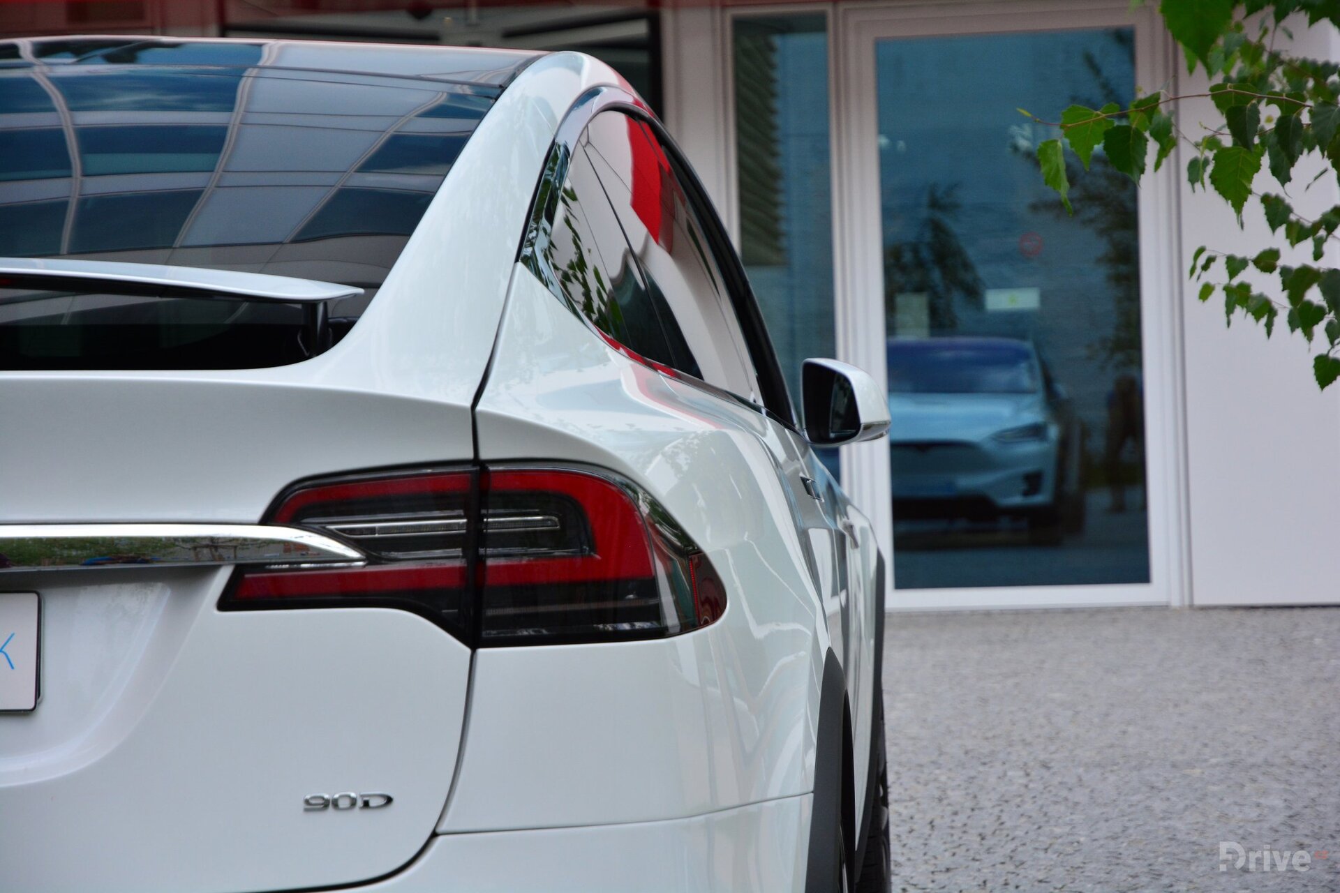 Tesla Model X (2016)
