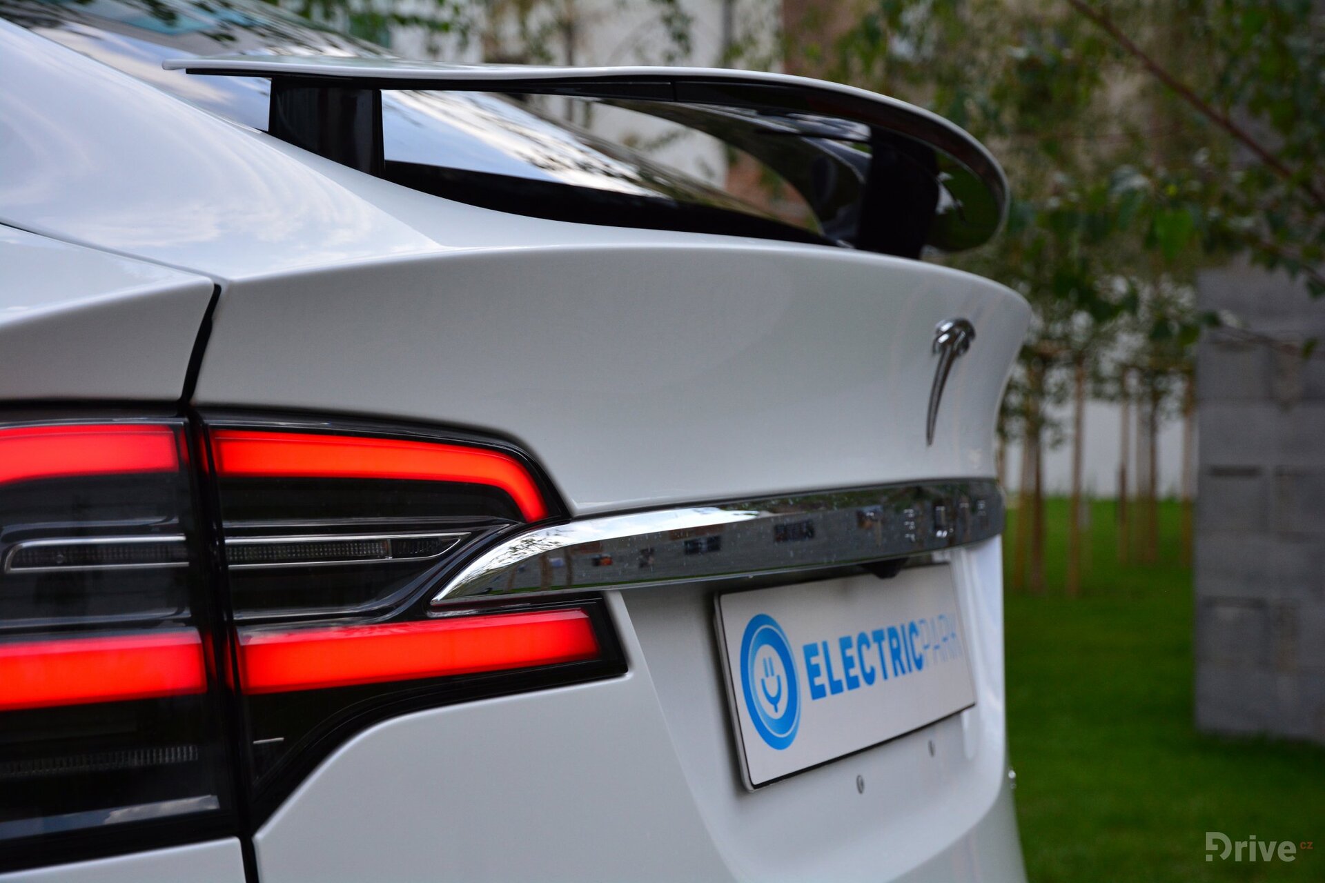 Tesla Model X (2016)