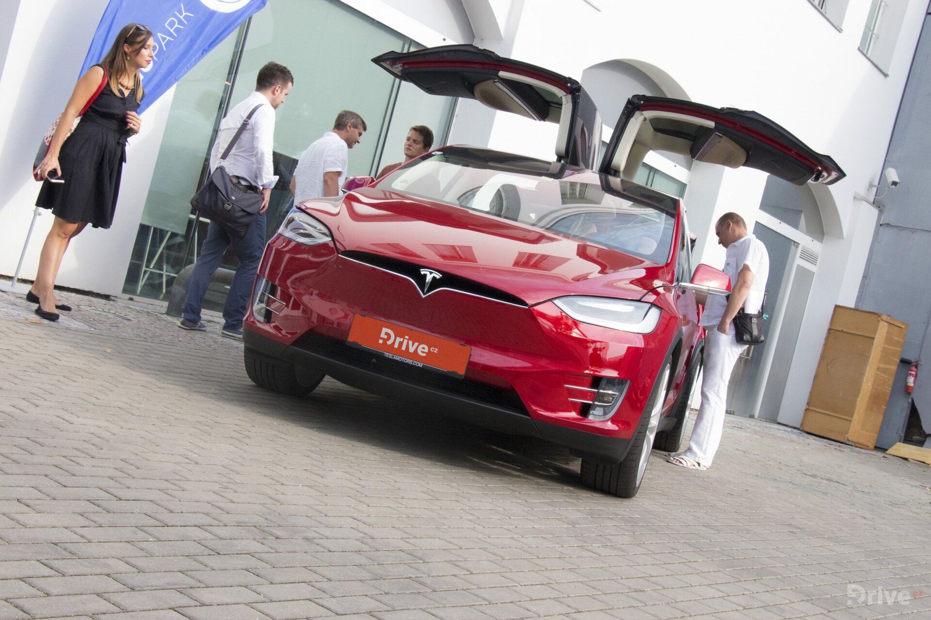 Tesla Model X (2016)