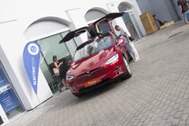 Tesla Model X (2016)