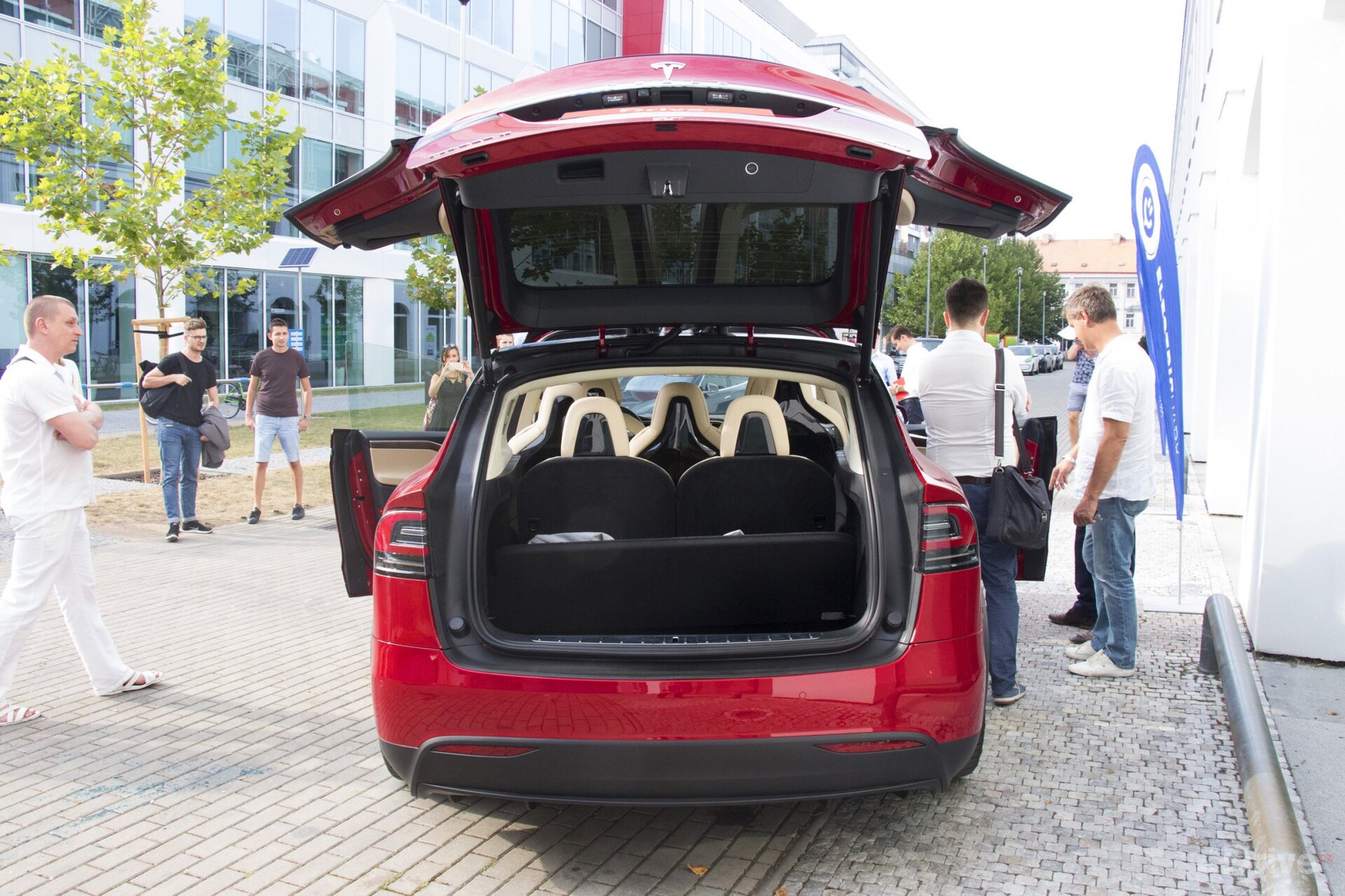 Tesla Model X (2016)