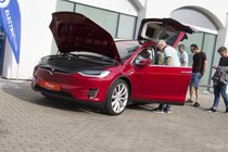 Tesla Model X (2016)