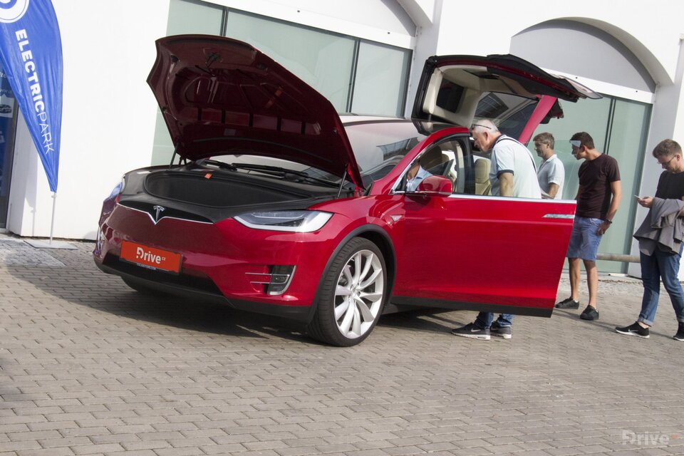 Tesla Model X (2016)