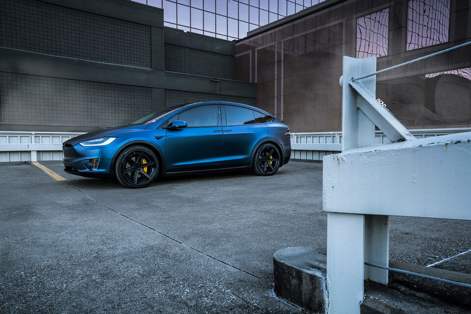 Tesla Model X (2016)