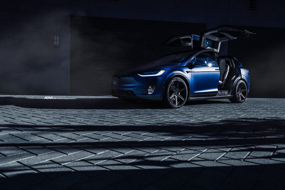 Tesla Model X (2016)