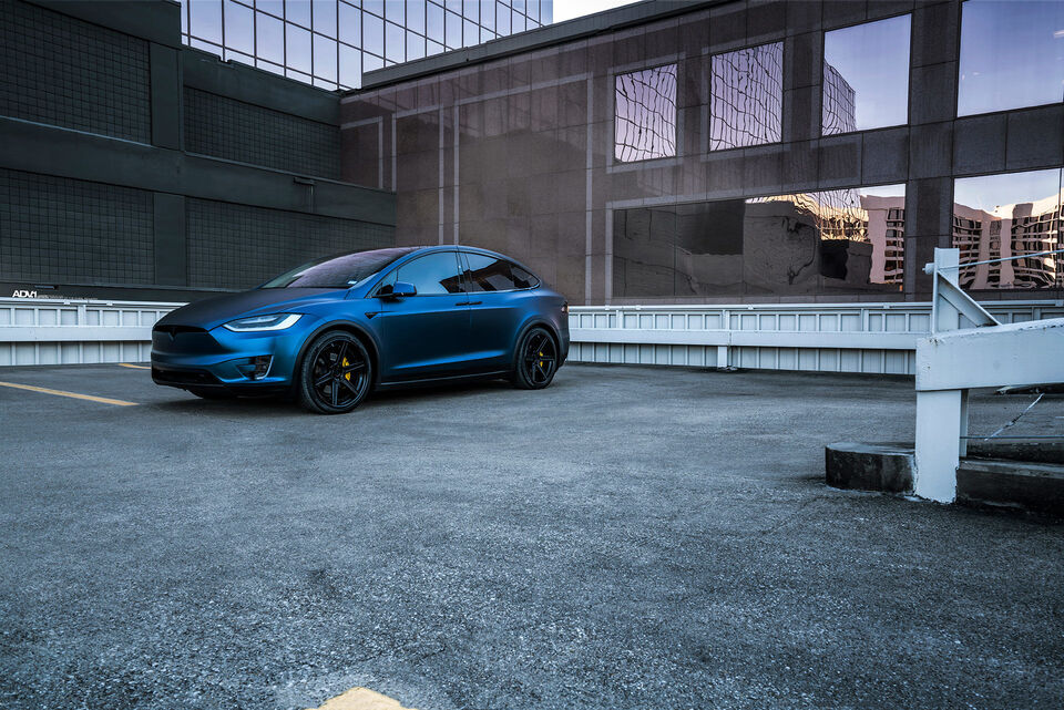 Tesla Model X (2016)