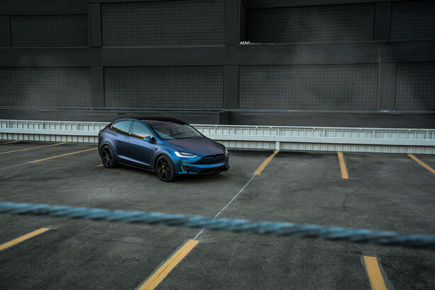 Tesla Model X (2016)