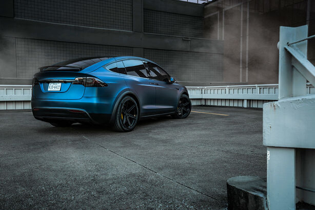 Tesla Model X (2016)