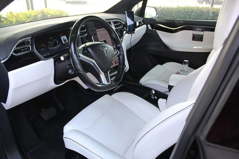 Tesla Model X (2016)