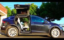 Tesla Model X (2016)