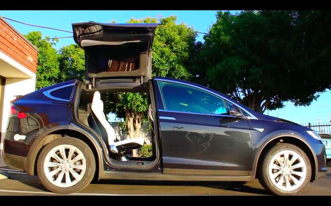Tesla Model X (2016)