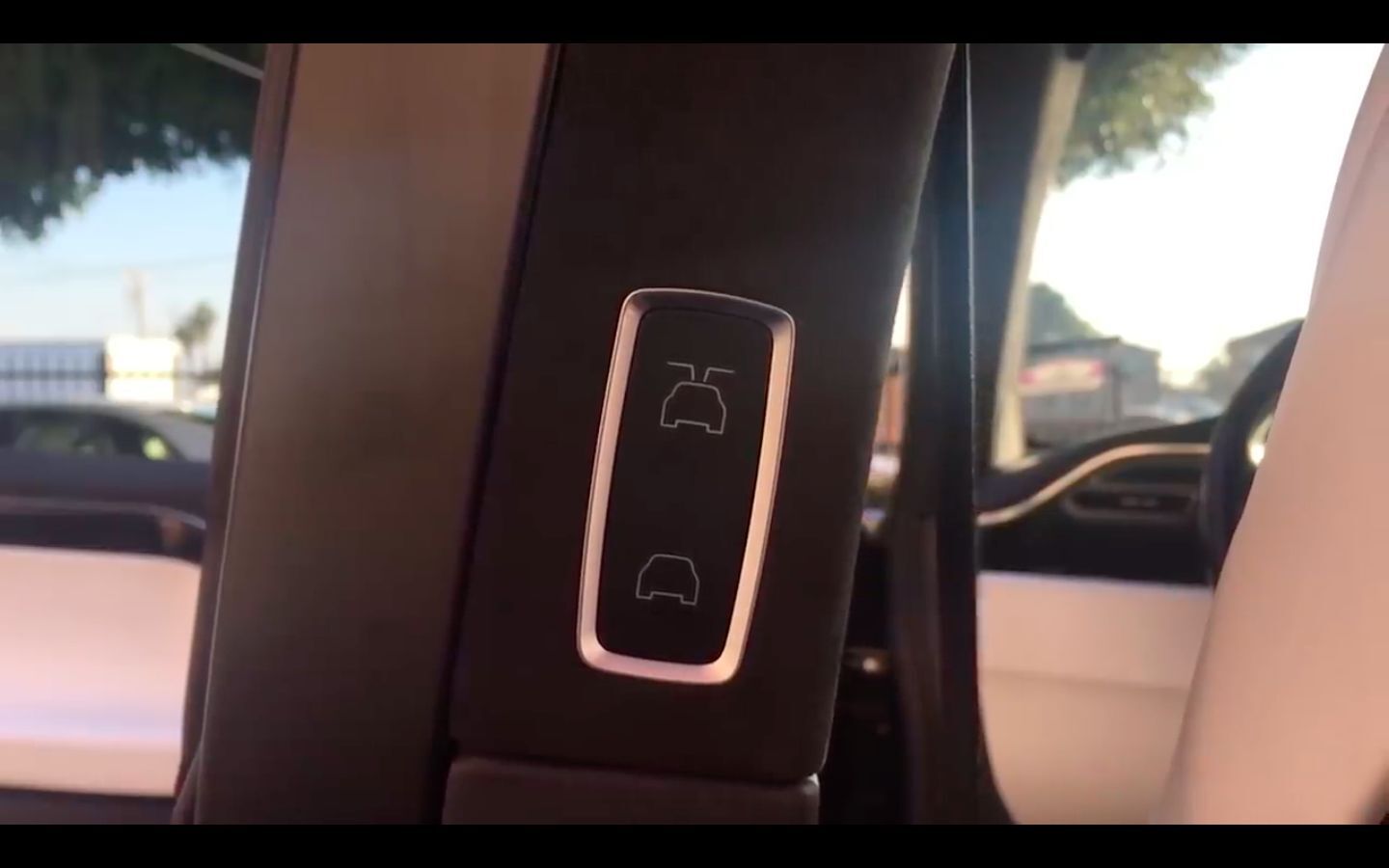 Tesla Model X (2016)