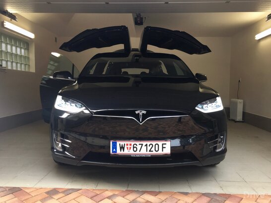 Tesla Model X (2016)