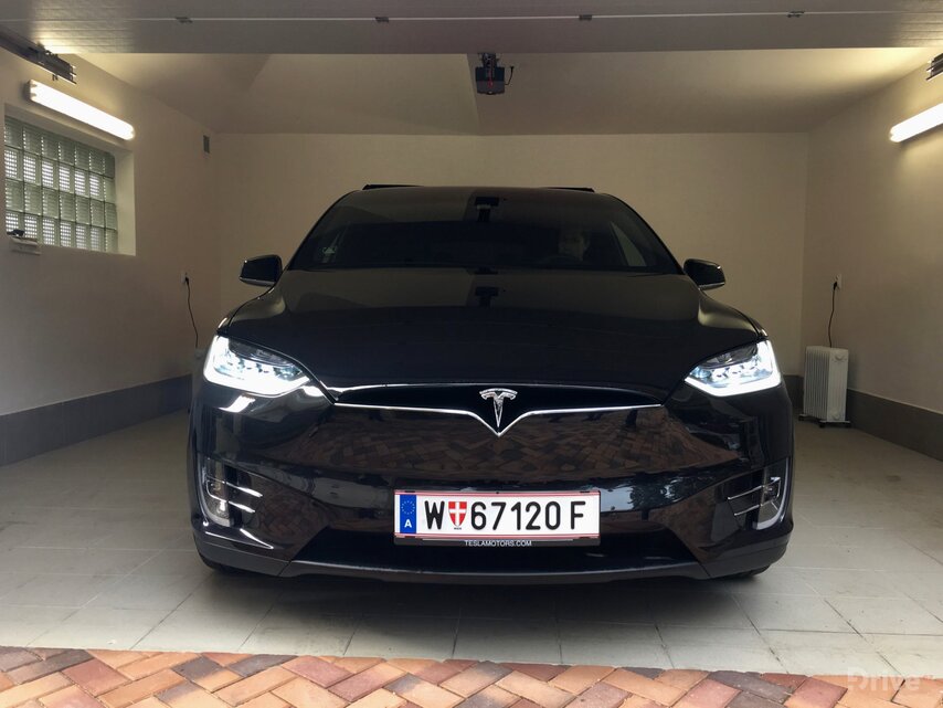 Tesla Model X (2016)