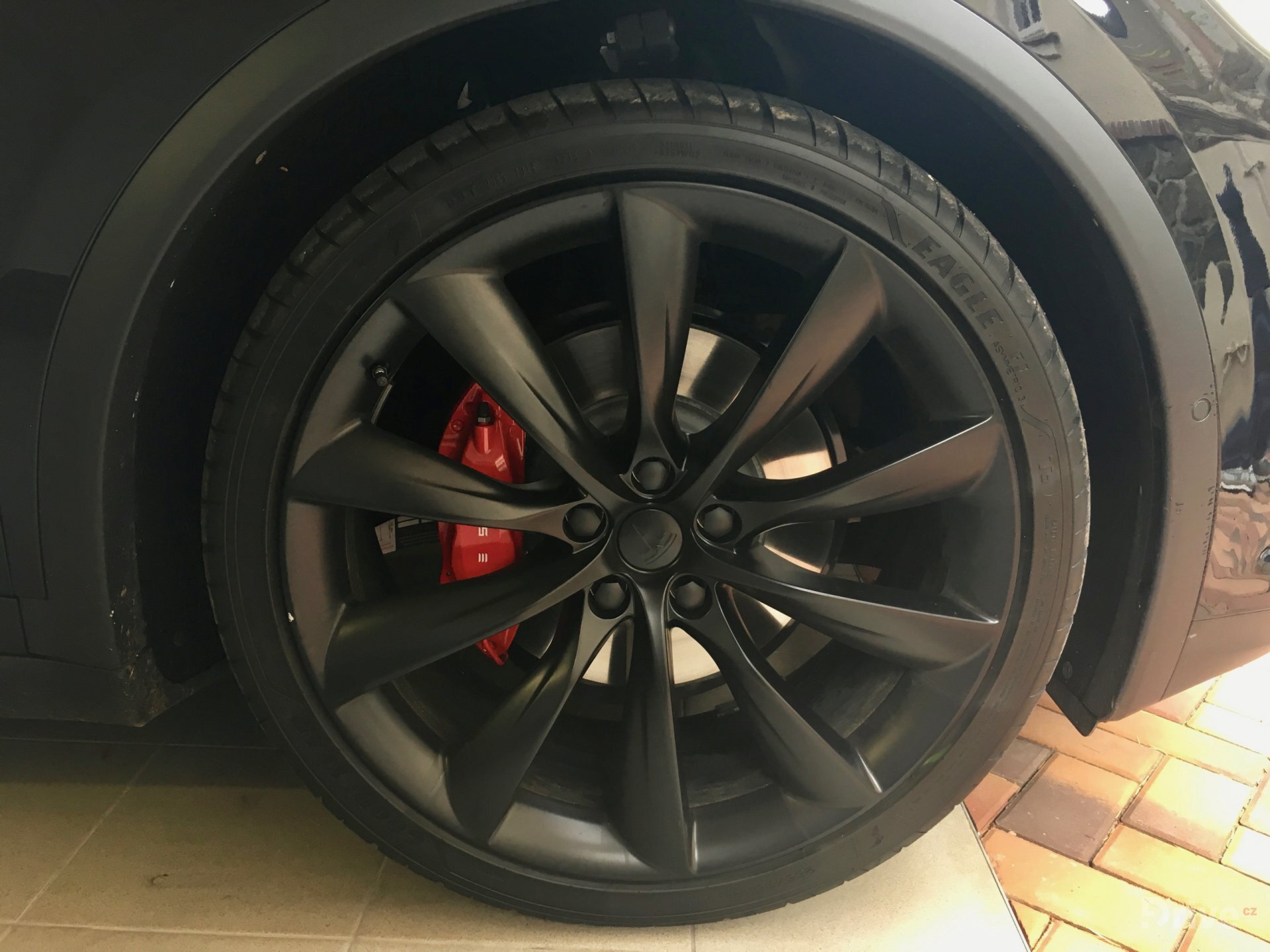 Tesla Model X (2016)