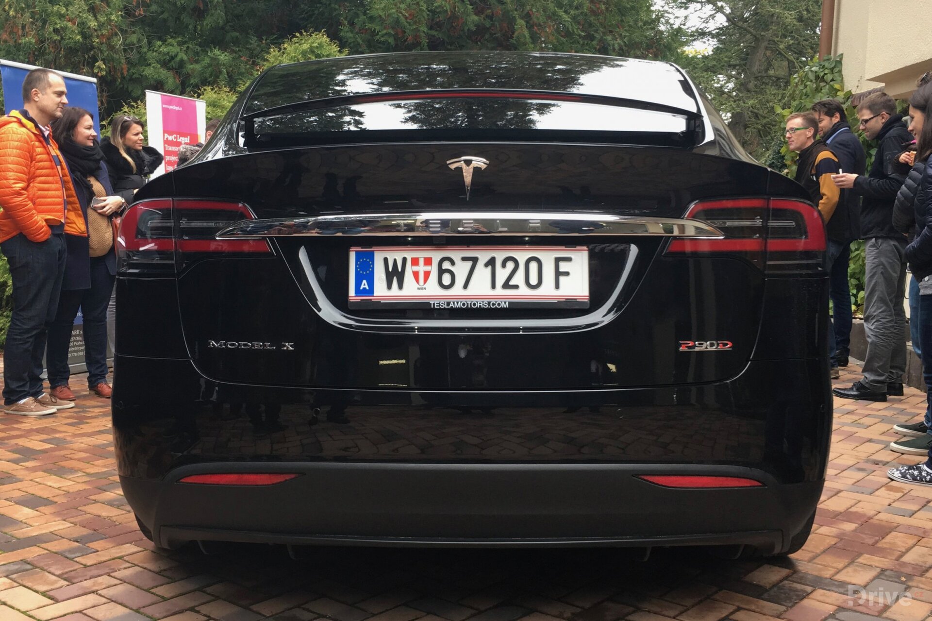 Tesla Model X (2016)