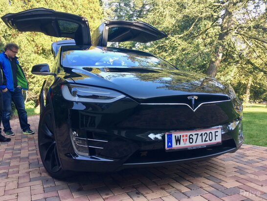 Tesla Model X (2016)