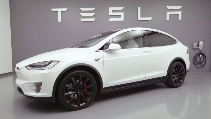 Tesla Model X (2016)