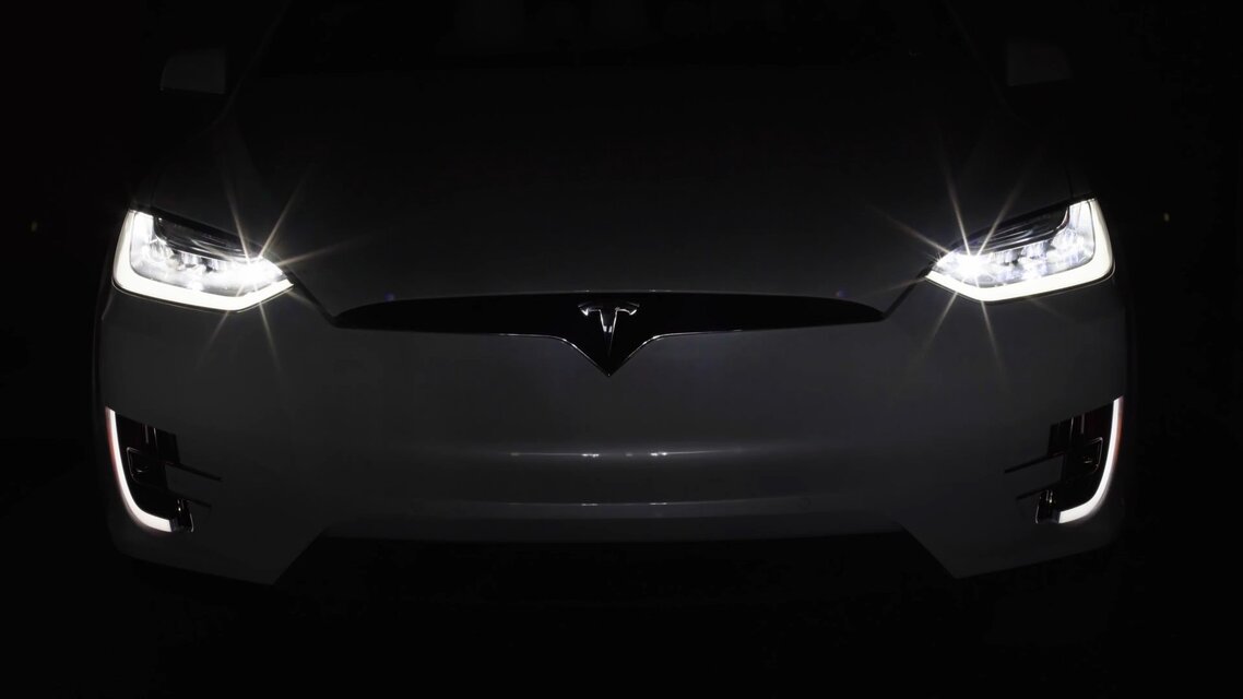 Tesla Model X (2016)