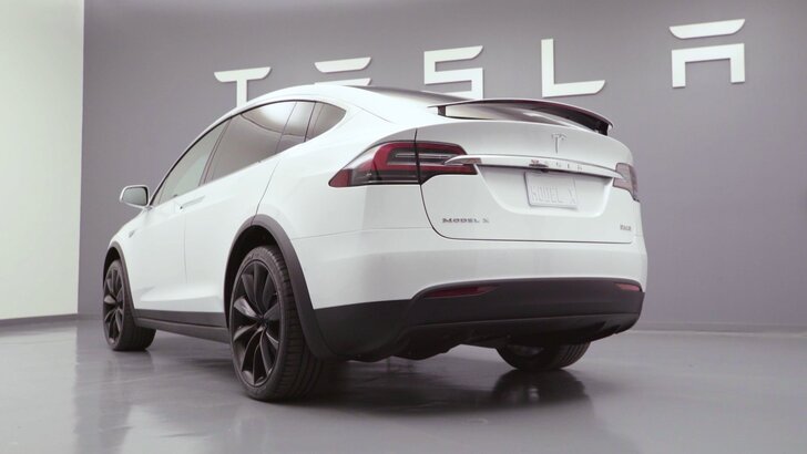 Tesla Model X (2016)
