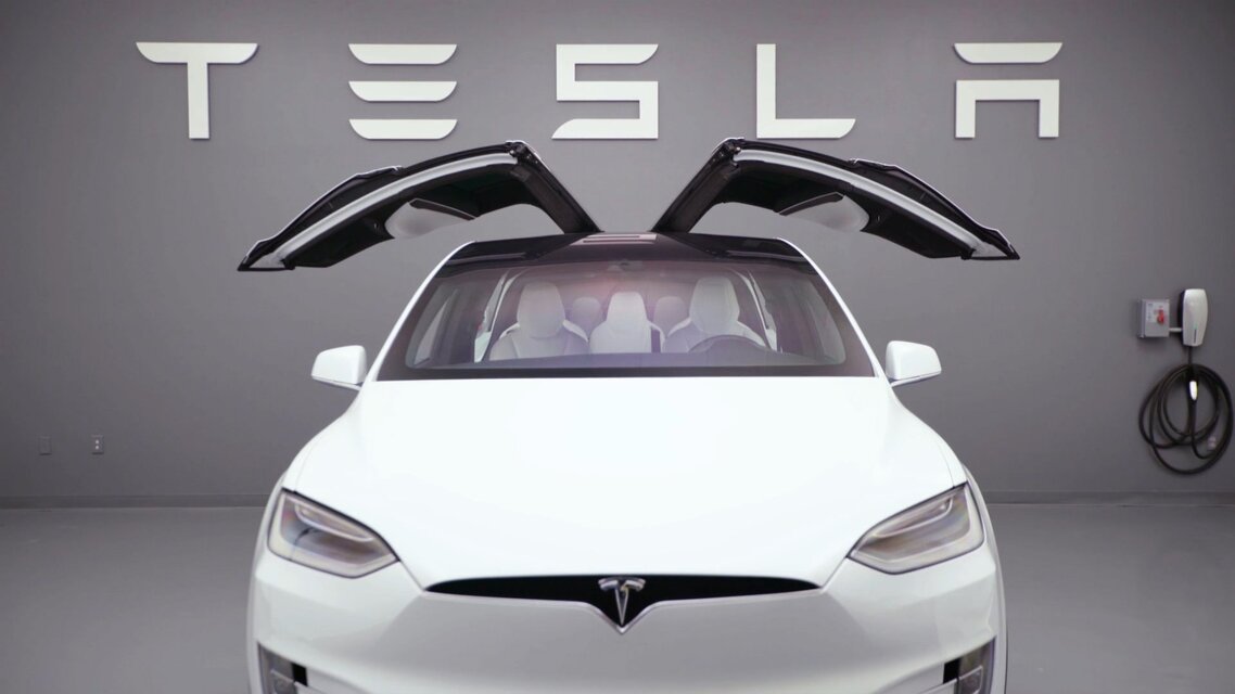 Tesla Model X (2016)
