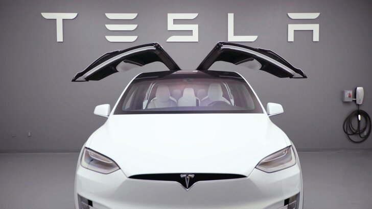 Tesla Model X (2016)