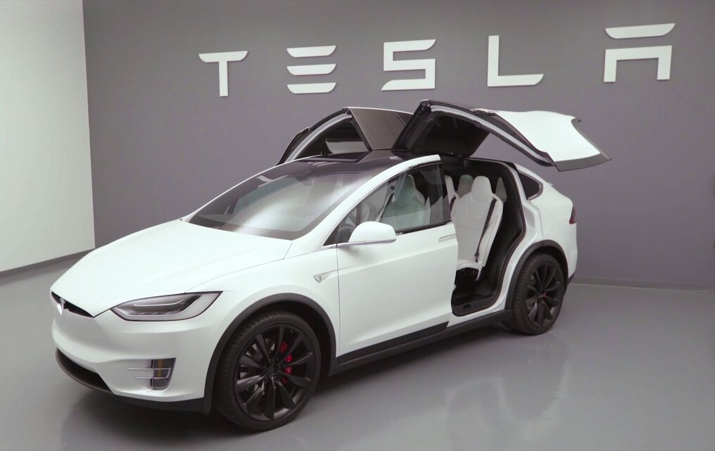 Tesla Model X (2016)