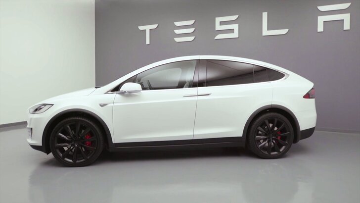 Tesla Model X (2016)